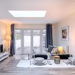 Daire 351a Fishponds Road *