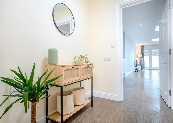 Апартаменти 351a Fishponds Road