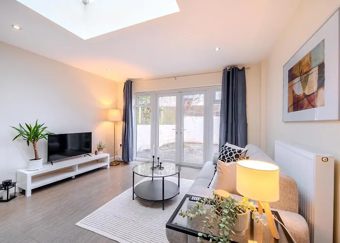 Апартаменти 351a Fishponds Road